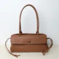 Sac à épaule vintage en cuir marron avec détails matelassés et élégant fermoir tournant. - Couleur caramel
