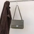 Olivgrüne Leder Umhängetasche, lässige Damen Crossbody Klapptasche mit Metallverschluss. - Klassisches Design / Mini / Armeegrün