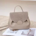 Sac à main de ville en cuir beige, sac bandoulière et poignée supérieure avec rabat en daim. - Gris