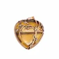 Gedetailleerd uitzicht van hartvormige tiger eye steen hanger met antieke koperen draad boomtakken - Tijgeroog