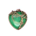Detailopname hartvormige groene kristallen hanger omwikkeld met retro brons takken. - Maleisische Jade