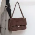 Borsa a tracolla in camoscio marrone scuro, elegante borsa sottobraccio in pelle donna. - Stile Classico / Taglia S / Caffè