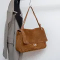 Borsa a spalla in camoscio marrone da donna, shopper morbida casual con chiusura a gancio metallico. - Stile Classico / Taglia L / Colore caramello