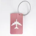 Étiquette de bagage en métal aluminium rose avec boucle en fil d'acier et découpe d'avion. - Rose