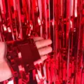 Rideau à franges en aluminium rouge brillant pour décoration de fête et mariage festif. - 1m*1m / Rouge