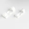 Gros plan détaillé de pinces à câbles adhésives blanches pour la gestion des fils. - Petit paquet de 20 sous blister / Blanc