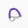 Vista detallada del llavero de resorte espiral morado de plástico con cierre metálico. - Púrpura