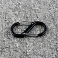 Detailansicht des schwarzen S-förmigen Doppelkarabiners Federclip Hardwarekomponente. - Schwarz