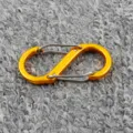 Gros plan d'un mousqueton en métal orange en forme de S double clip à ressort attache - Or