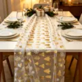Camino de mesa navideño transparente con árboles dorados y copos de nieve blancos para decoración. - 90x75cm / Dorado