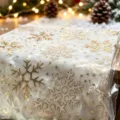 Vista detallada de tela de malla blanca con patrón de copos de nieve dorados para decoración. - 90x75cm / Estilo Copo de Nieve