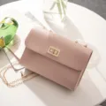 Vrouwen chique mini ketting schoudertas stijlvolle roze PU lederen crossbody tas dagelijks. - Roze