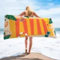 Detaillierte Strandtuchszene mit sommerlichen Urlaubsmustern und hellen tropischen Motiven. - 70x150cm / Stil ST-LQBZ-1