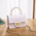 Weisse gesteppte Gelee Handtasche mit Perlen Griff und modischem Goldkettenriemen Damen. - Weiß