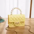 Gelbe Mini-Gelee-Umhängetasche mit Perlenhenkel und klassischem Steppmuster für Damen. - Gelb
