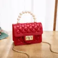 Rote Jelly Handtasche mit Perlen-Tragegriff und Goldkette, stilvolle Mini-Umhängetasche. - Rot