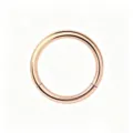 Primer plano detallado del anillo segmentado articulado de titanio oro rosa piercing. - 0.8*6/7/8/9/10mm / Rosa oro