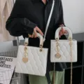 Κομψή καπιτονέ τσάντα από λουστρίνι μοντέρνα και ευέλικτη τσάντα χιαστί για γυναίκες - Λευκό / Μικρό (20x16x8cm)