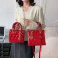 Κόκκινη λουστρίνι τσάντα χειρός με καπιτονέ σχέδιο, χερούλι και αλυσίδα για γυναίκες. - Κόκκινο / Μικρό (20x16x8cm)