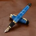 Stylo-plume en métal avec corps marbré bleu, garnitures dorées et plume fluide. - Bleu Fantôme