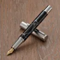 Creatieve acryl vulpen met metalen grip, zwart gemarmerde houder en gouden punt voor geschenken. - Zwart-Zilveren Clip