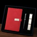 Coffret cadeau d'affaires avec carnet en cuir rouge, stylo en métal et marque-page. - Ensemble de Trois Pièces (Carnet + Stylo Métal + Marque-page Acier Inoxydable) / Rouge Brocart