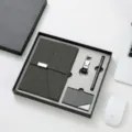 Coffret cadeau d'affaires avec carnet, stylo, porte-clés et porte-cartes dans une boîte. - A5 / Gris