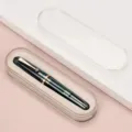 Stylo plume Jinhao 9019 Dadao en résine avec garniture dorée dans un étui transparent. - Plume EF 0.38mm (Boîte Transparente) / Bleu Clair Transparent