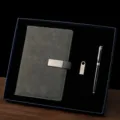 Coffret cadeau d'affaires avec carnet en cuir, clé USB en métal et stylo élégant. - Ensemble de Trois Pièces (Carnet + Stylo Métal + Clé USB Métal) / Gris Foncé