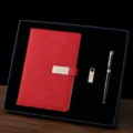 Ensemble cadeau d'affaires avec carnet rouge, stylo en métal et clé USB dans une boîte de luxe. - Ensemble de Trois Pièces (Carnet + Stylo Métal + Clé USB Métal) / Rouge Brocart