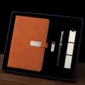 Coffret cadeau d'affaires avec carnet en cuir marron, stylo en métal et clé USB. - Ensemble de Quatre Pièces (Carnet + Stylo Métal + Clé USB Métal + Marque-page Acier Inoxydable) / Marron
