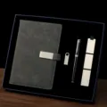 Coffret cadeau d'affaires avec carnet en cuir PU, stylo métal, clé USB et règle - Ensemble de Quatre Pièces (Carnet + Stylo Métal + Clé USB Métal + Marque-page Acier Inoxydable) / Gris Foncé