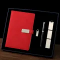 Élégant coffret cadeau d'affaires avec carnet rouge, stylo métallique, clé USB et marque-page - Ensemble de Quatre Pièces (Carnet + Stylo Métal + Clé USB Métal + Marque-page Acier Inoxydable) / Rouge Brocart