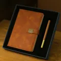 Coffret cadeau d'affaires avec carnet en cuir marron et stylo en bois dans une belle boîte. - Ensemble de Deux Pièces (Carnet + Stylo Bois-Laiton) / Marron