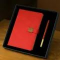 Coffret cadeau d'affaires carnet cuir PU rouge et stylo bois et laiton en boite noire - Ensemble de Deux Pièces (Carnet + Stylo Bois-Laiton) / Rouge Brocart