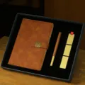 Coffret cadeau d'affaires avec carnet en cuir, stylo bois métal et marque-page en laiton. - Ensemble de Trois Pièces (Carnet + Stylo Bois-Laiton + Marque-page Laiton) / Marron