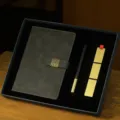 Coffret cadeau d'affaires carnet stylo en laiton marque-page dans boîte luxueuse pour entreprise - Ensemble de Trois Pièces (Carnet + Stylo Bois-Laiton + Marque-page Laiton) / Gris Foncé