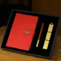 Coffret cadeau d'affaires avec carnet en cuir rouge, stylo en bois et règle marque-page en laiton. - Ensemble de Trois Pièces (Carnet + Stylo Bois-Laiton + Marque-page Laiton) / Rouge Brocart