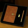 Coffret cadeau d'affaires avec carnet en cuir marron, stylo en bois et clé USB métallique. - Ensemble de Trois Pièces (Carnet + Stylo Bois-Laiton + Clé USB Métal) / Marron