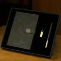 Coffret cadeau d'affaires élégant avec carnet en cuir, stylo en métal et clé USB. - Ensemble de Trois Pièces (Carnet + Stylo Bois-Laiton + Clé USB Métal) / Gris Foncé