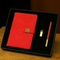 Coffret cadeau carnet en cuir rouge et stylo en bois et metal pour entreprise. - Ensemble de Trois Pièces (Carnet + Stylo Bois-Laiton + Clé USB Métal) / Rouge Brocart