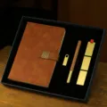 Coffret cadeau d'affaires complet avec carnet en cuir, stylo en bois, clé USB et marque-page. - Ensemble de Quatre Pièces (Carnet + Stylo Bois-Laiton + Clé USB Métal + Marque-page Laiton) / Marron