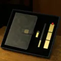 Coffret cadeau d'affaires élégant avec carnet en cuir PU, stylo en laiton et marque-page en métal - Ensemble de Quatre Pièces (Carnet + Stylo Bois-Laiton + Clé USB Métal + Marque-page Laiton) / Gris Foncé