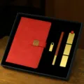 Coffret cadeau d'affaires comprenant carnet rouge, stylo bois-métal, règle-marque-page et clé USB. - Ensemble de Quatre Pièces (Carnet + Stylo Bois-Laiton + Clé USB Métal + Marque-page Laiton) / Rouge Brocart