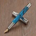 Elegante vulpen met blauwe acryl behuizing en metalen dop voor soepel en comfortabel schrijven. - Blauw-Zilveren Clip