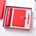 Set de regalo de negocios rojo que incluye taza térmica, cuaderno de cuero y bolígrafo. - Set de tres piezas / Rojo