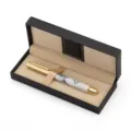 Acryl metalen vulpen met gouden accenten in elegante geschenkdoos variant optie extra - PU Geschenkdoos Wit-Gouden Clip