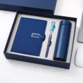 Set de regalo de negocios azul con cuaderno, bolígrafo, memoria USB y taza térmica. - Set de 4 piezas / Azul