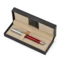 Luxe vulpen met rood gepatroneerde acryl houder, zilveren metalen dop en stijlvolle geschenkdoos. - PU Geschenkdoos Rood-Zilveren Clip