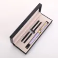 Set de stylo plume en métal avec motif dragon, corps pailleté violet et quatre recharges. - Stylo Plume Violet Dragon